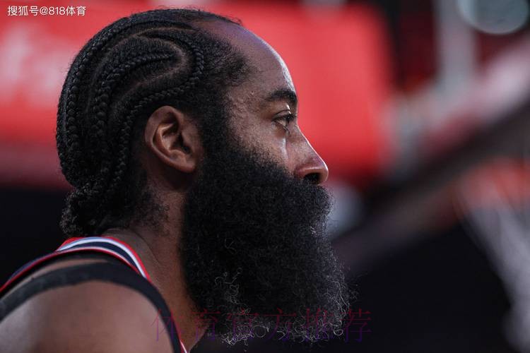 快船全员在哈登的带领下为杰夫-范甘迪唱生日歌